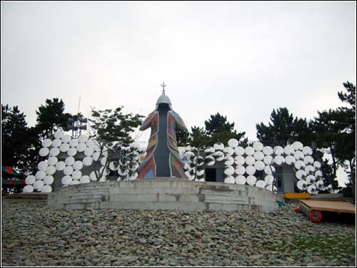 이순신 장군의 '무슬목 해전'을 연상하는 조각품도 당당히 서 있습니다. 